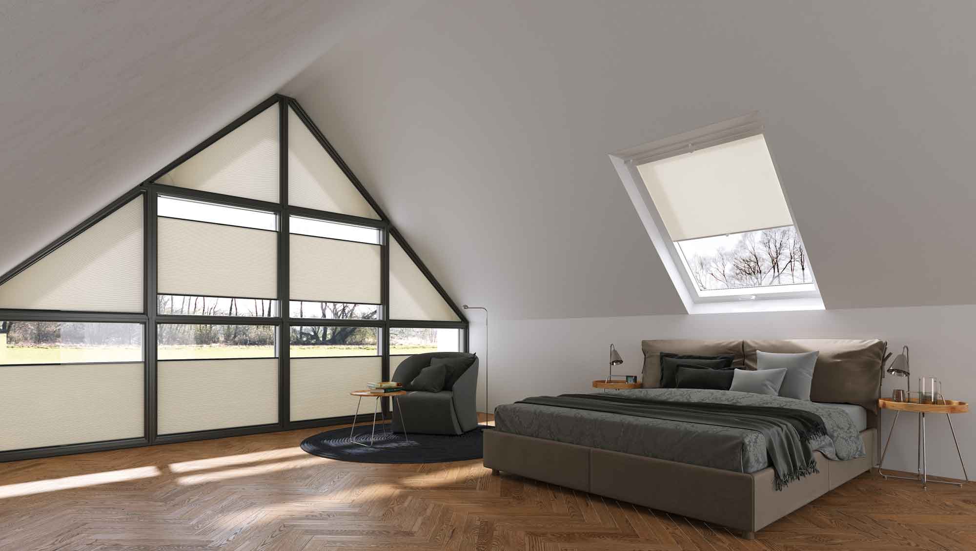 Wabenplissees an Dachfenstern in einem hellen Schlafzimmer